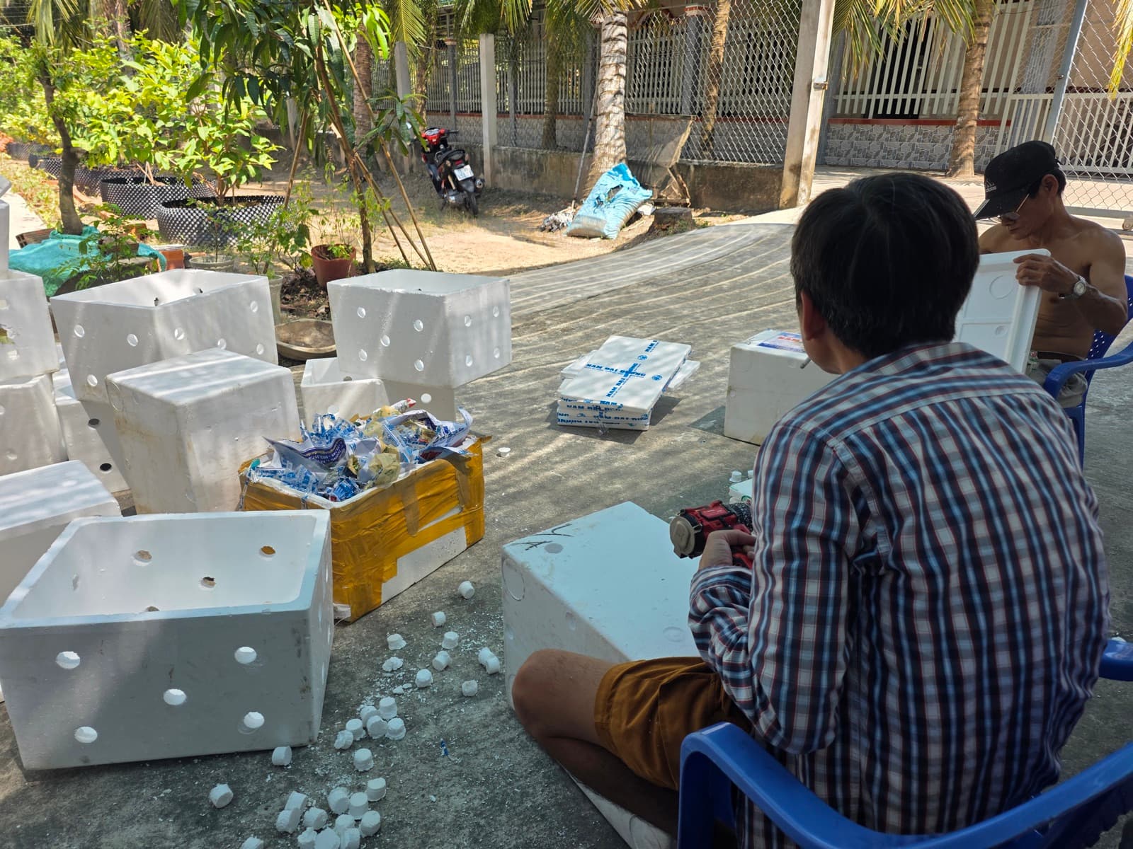 Thùng xốp xếp hàng chờ đóng